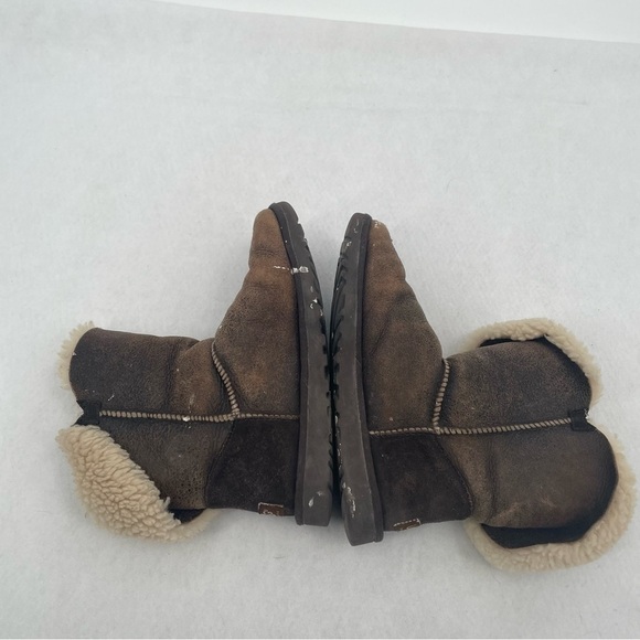 UGG Women’s Bailey Button Bomber Brown Leather size: 6 - Picture 8 of 11